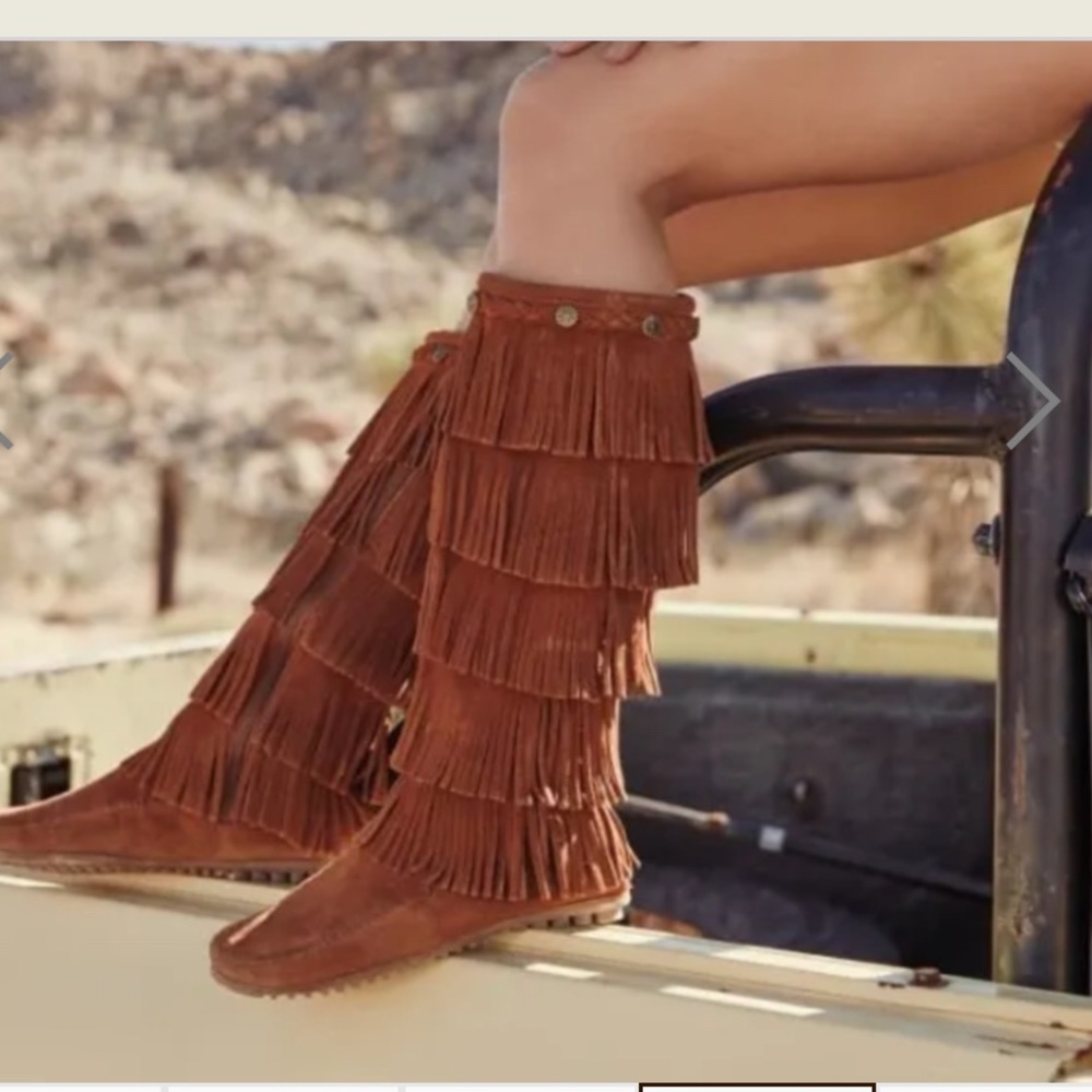 NWOT Minnetonka 5 Layer Fringe Boot